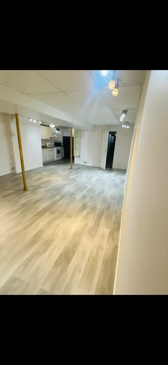 1 bedroom basement suite available for rent now !! 