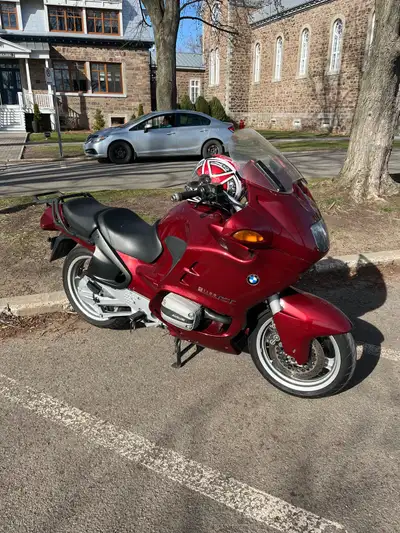 Belle moto avec valises. 128 000 km.