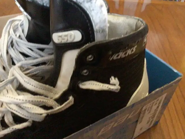 Senior CCM Goalie Skates Model 550 Size 8.5? in Hockey in Windsor Region - Image 6