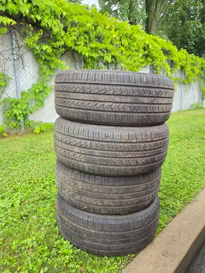 Bonjour, je vends mes pneus d'été. La grandeur est 235-55-18. Ils sont en excellentes condition. Ce...