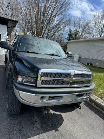 This is a one owner truck, beautiful conditionno rust 191,000 km original has brand new stereo syste...