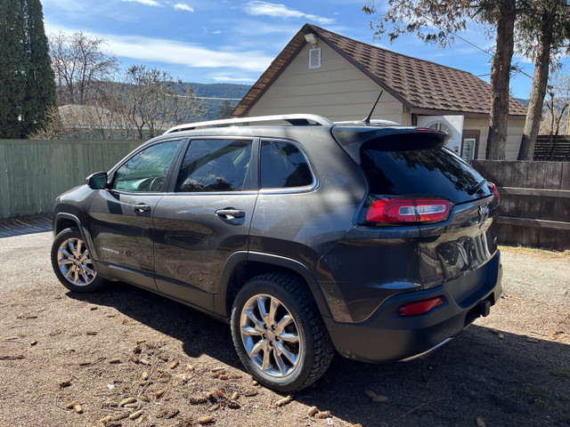 2014 Jeep cherokee in Cars & Trucks in Vernon - Image 4