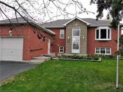Clean and well maintained rooms for rent to girls/women in a beautiful house in Lindsay. Few minutes...