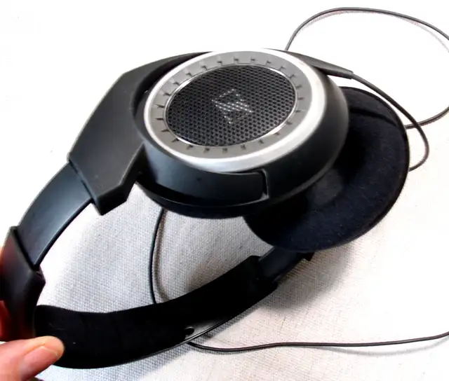 Sennheiser HD 439 Around-ear Stereo Headphone Hd439 in Headphones in Markham / York Region - Image 3