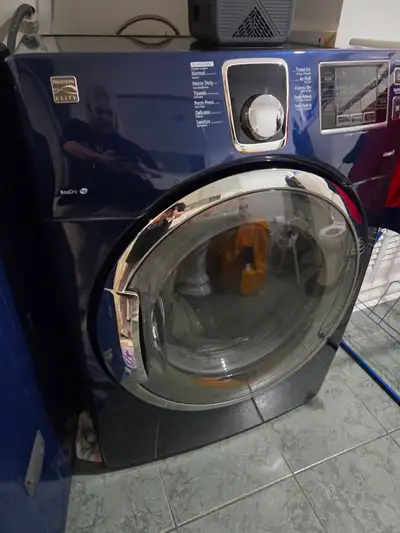 Sécheuse fonctionne très bien. Raison de la vente, je change la laveuse et donc la couleur.