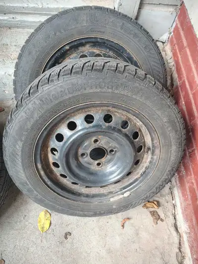 Je vends deux pneus d'hiver cloutés avec jantes, parfaits pour affronter les routes glacées en toute...