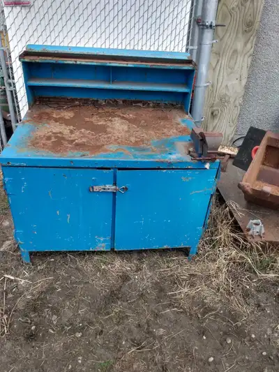 4' by 3' welding bench, great for mechanical work. Steel drawer