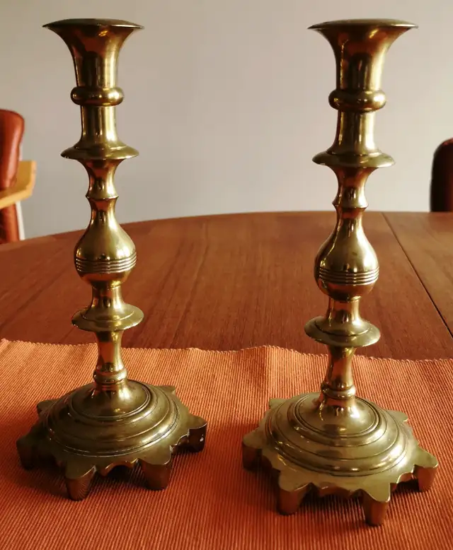 Pair of Vintage Brass Candlesticks in Arts & Collectibles in City of Toronto - Image 2