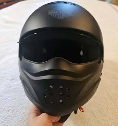 Harley davidson 2:1 helment XXL size in perfect condition. Wear it only one time. Pick up only