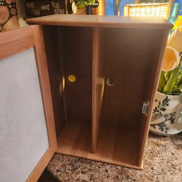 Adorable small wooden wall cabinet in Hutches & Display Cabinets in City of Toronto - Image 3