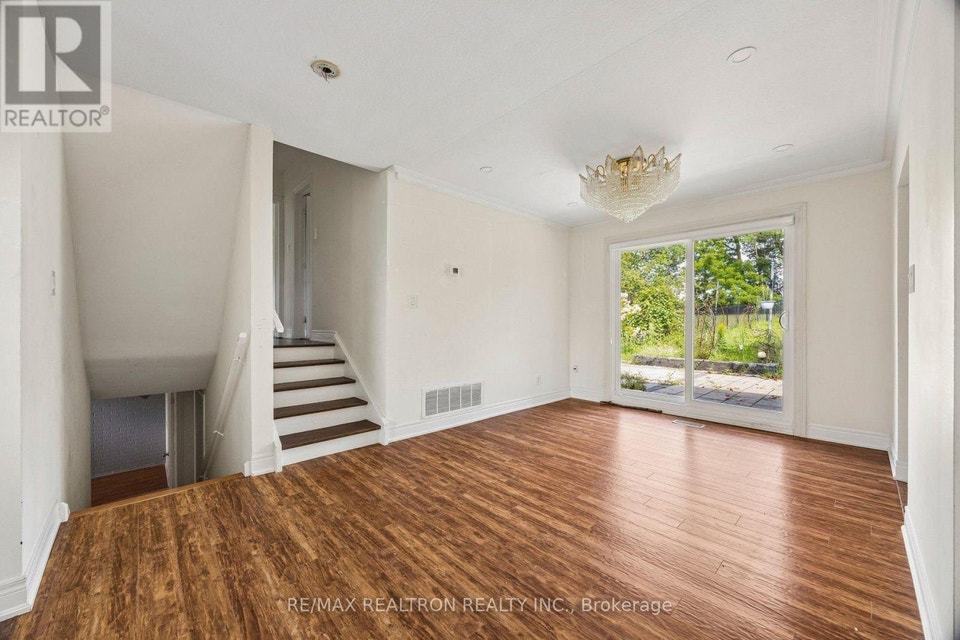 4 Bedrooms main floor 4