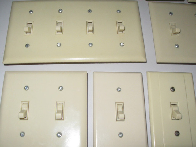 Lot de 45 articles (prises de courant, interrupteurs, plaques) dans Électricité  à Granby - Image 4
