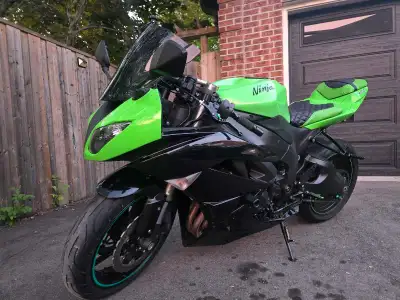 Ninja ZX6R- 2009 If ad is up it is available. NO TRADES Damage to fairing as shown in picture. 41,50...