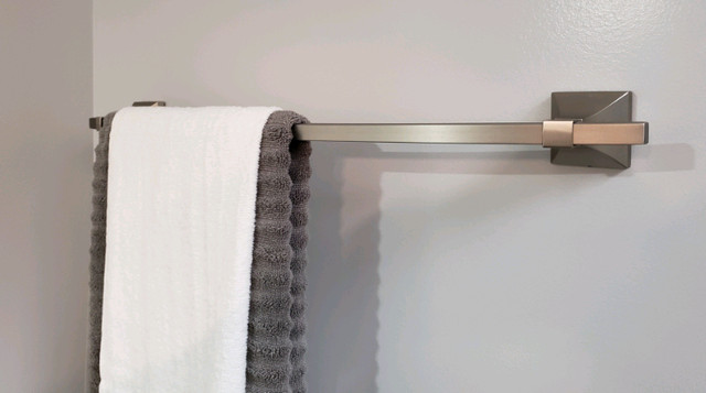 Satin nikel bathroom kit/ towel rails/ bar/ toilet paper holder in Hardware, Nails & Screws in City of Toronto - Image 4