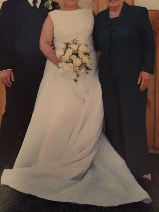 Wedding dress - Alfred Angelo - 18 -$200 in Wedding in Kitchener / Waterloo - Image 4