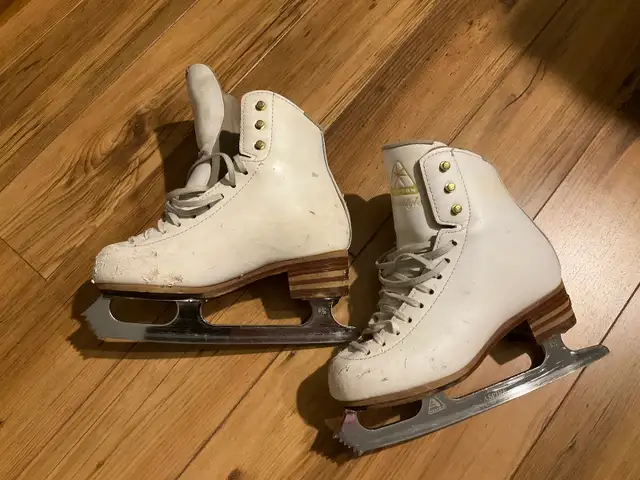Girl Jackson Freestyle Figure Skates ( Size: 2.5 B) in Skates & Blades in Oakville / Halton Region - Image 4
