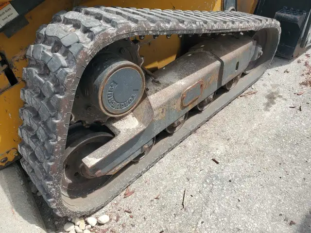 John Deere 323D Skidsteer  in Heavy Equipment in Winnipeg - Image 4