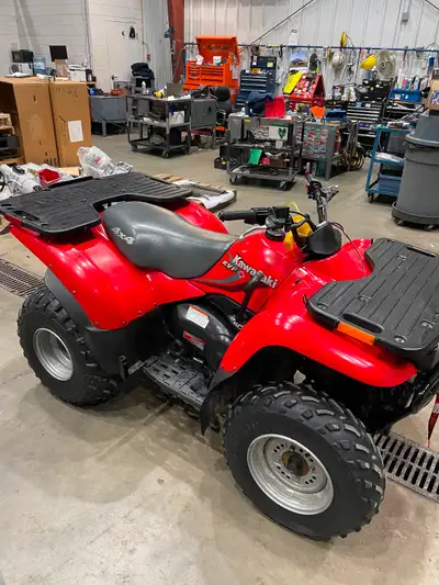 This bike runs like new and has had one owner and has never been off-road comes with a plow 1500 km...
