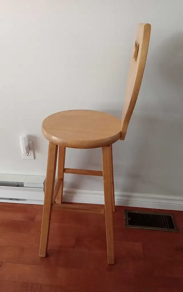 tabouret de cuisine en bois massif lourd in Chairs & Recliners in Laval / North Shore - Image 4