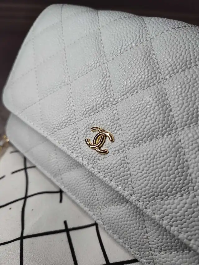 White wallet on chain  in Women's - Bags & Wallets in Markham / York Region - Image 2