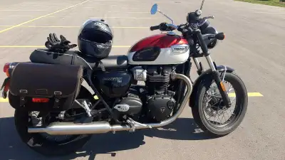 2022 T100, like new, dealer serviced. Can get safetied for new owner. Comes with dual triumph brand...