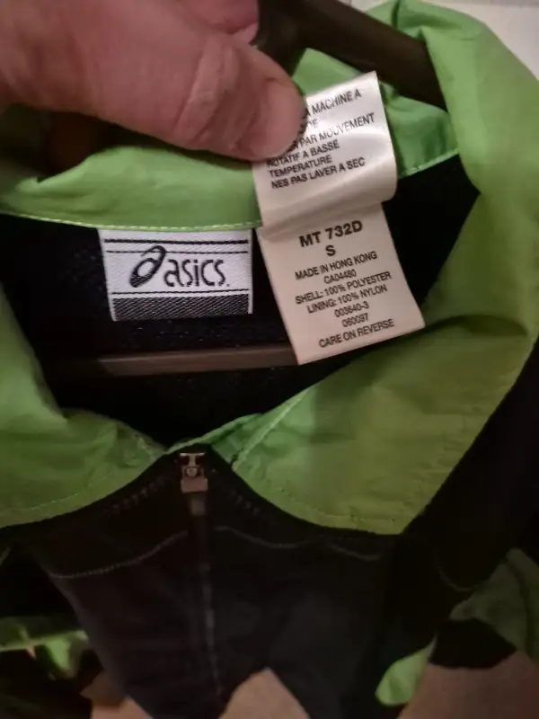 Asics running jacket - Adult  small in Women's - Tops & Outerwear in Oakville / Halton Region - Image 3
