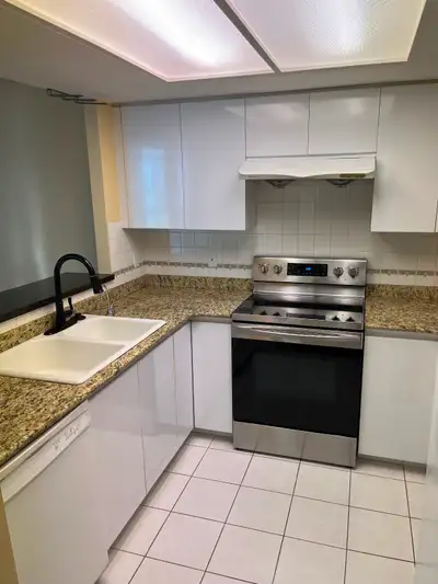 This spacious 1100 sqft home (can host up to 4 people) is centrally located in Yaletown, vibrant par...