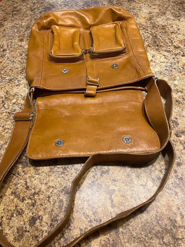 RUDSAK Collection - sac à main en cuir dans Femmes - Sacs et portefeuilles  à Ville de Montréal - Image 4