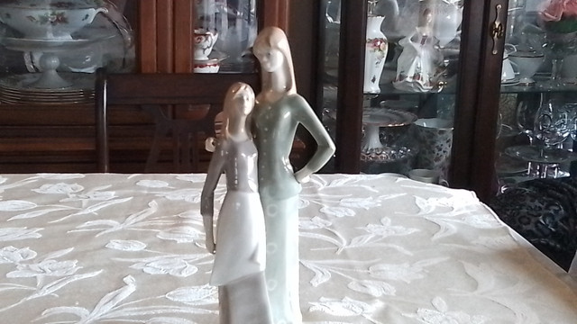 GDR CROWN MOTHER/DAUGHTER PORCELAIN FIGURINE in Arts & Collectibles in City of Toronto - Image 3