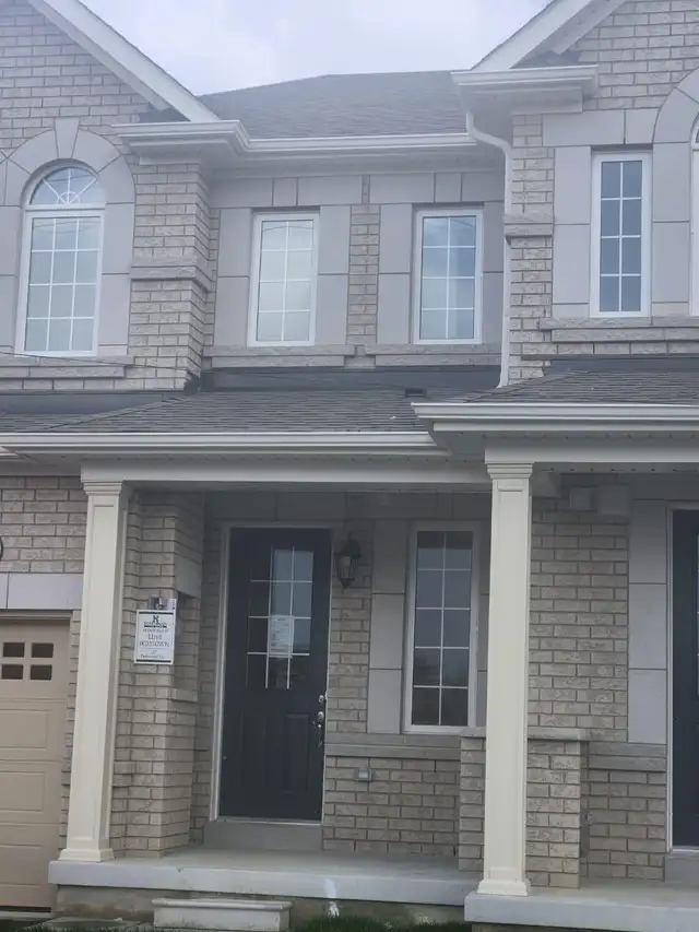 3 Bedrooms Townhouse $2600. Basement $1000 in Brampton
