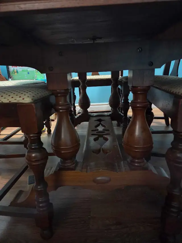 Rustic Dining Room Table  in Dining Tables & Sets in London - Image 9