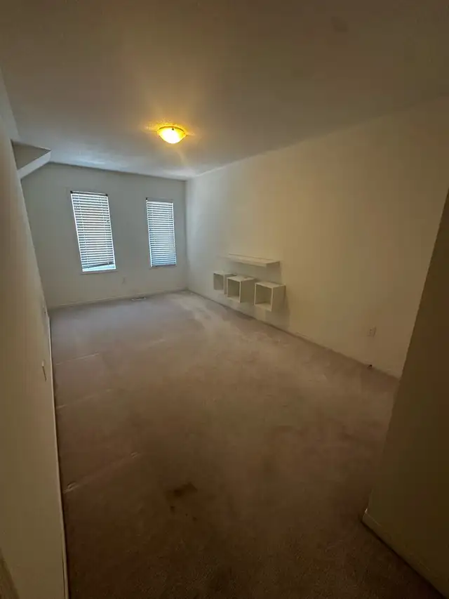 One private room for rent in house in Room Rentals & Roommates in Mississauga / Peel Region - Image 2