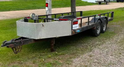 Remorque 14 pieds pouvant contenir 2 vtt ou motoneiges, 2 essieux de 3500 lbs, freins refait à neuf,...