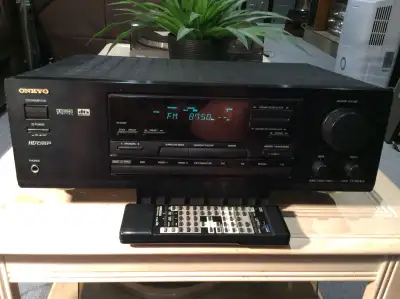 Récepteur am-fm ONKYO modèle TX-DS474. Puissance 55 watts(rms). 5.1 , vient avec télécommande, en ex...