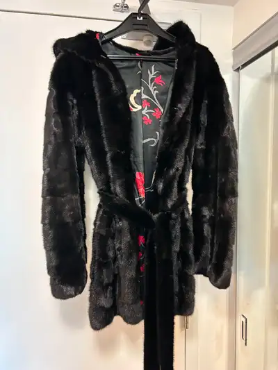 Luxurious mink fur mid-lenght coat in exellent condition, View more