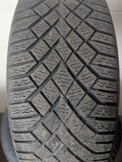 225/65R17 Continental VikingContact 7 Winter Tires – Set of 4 Selling a set of 4 Continental VikingC...