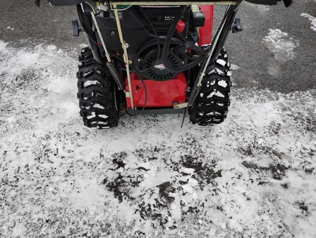 Souffleuse Craftsman   en  bon état . in Snowblowers in Laval / North Shore - Image 4