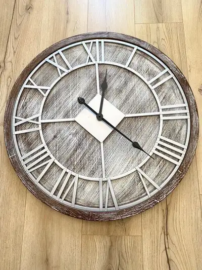 Magnifique Horloge Murale Romaine Ashton En bois de haute qualité de couleur gris Dimension; 27’’ po...