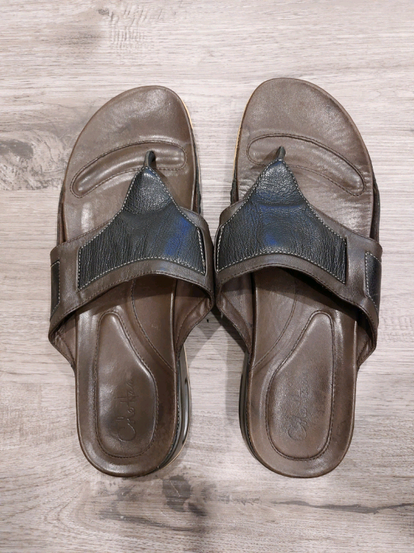 COLE HAAN LEATHER SANDALS (WITH NIKE AIR CUSHIONING IN SOLES) in Men's Shoes in City of Toronto - Image 2