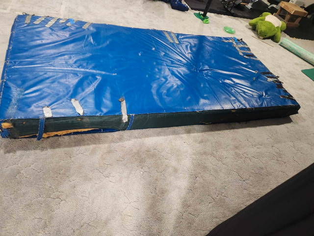 Large Crash pad / bouldering mat /gymnastics  in Other in Strathcona County