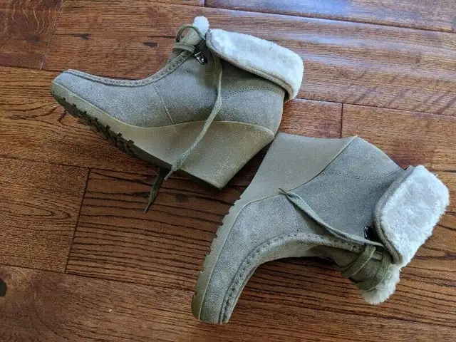 Suede ankle boots in Women's - Shoes in City of Toronto - Image 4