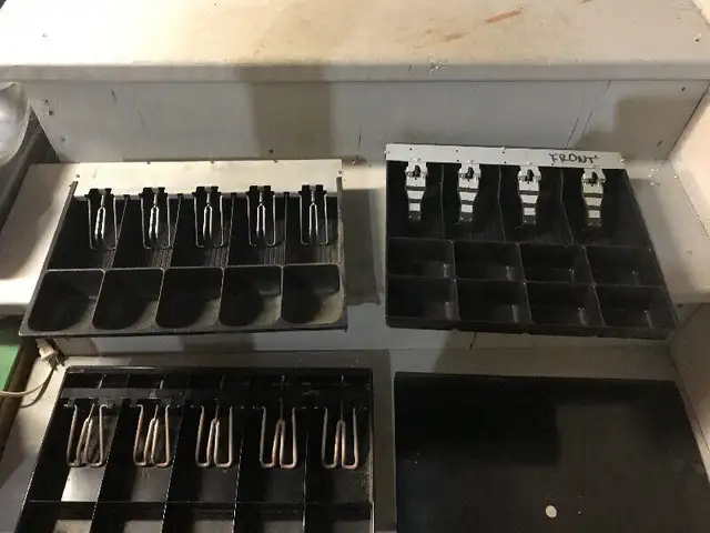 3 VINTAGE CASH REGISTER DRAWERS WITH TAKE OUT COIN TRAY in Arts & Collectibles in Mississauga / Peel Region - Image 3