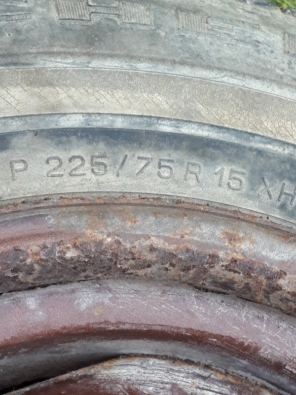 225/75r15 Michelin Radial XH Tire on 6 Bolt Rim in Tires & Rims in Chatham-Kent - Image 3