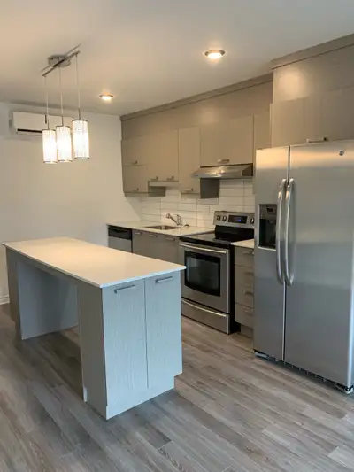 Inclus les ÉLECTROMÉNAGERS stainless, et les frais d’administration. L’appartement est situé au rez-...