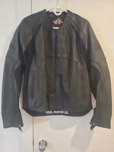 Je vends mon manteau de moto Icon en cuir noir de taille L. Ce manteau de moto est en excellent état...