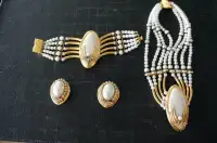 Ensemble boucles d'oreilles, bracelet et collier fausses perles