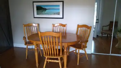 Ensemble de cuisine / Dining table and chairs, View more