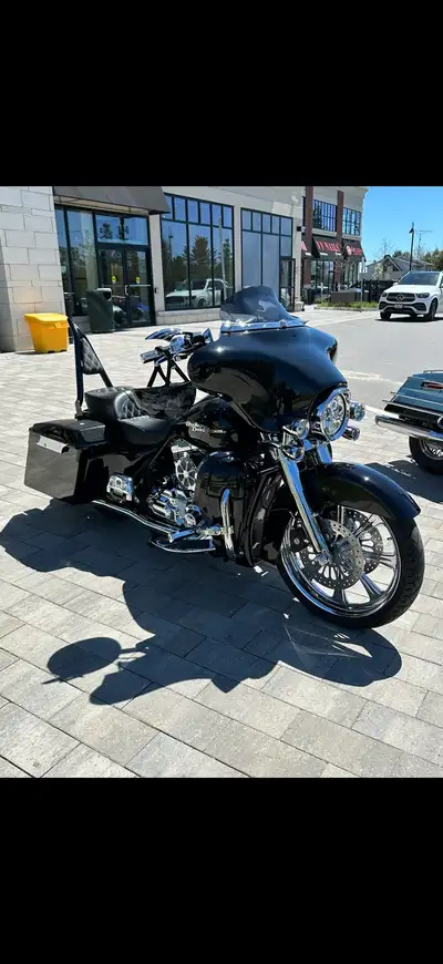 This stunning 2008 Harley-Davidson Street Glide is in excellent condition and features a striking cu...