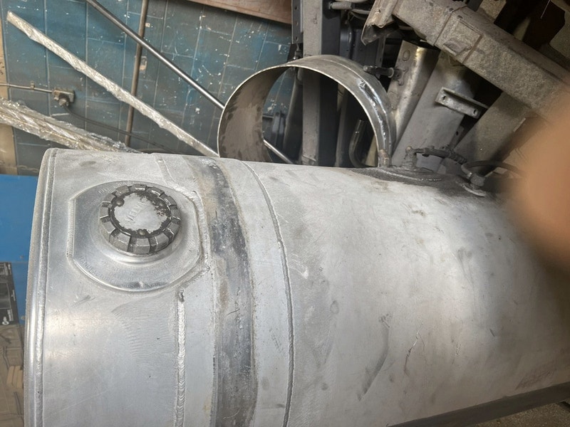 Kenworth T600 fuel tanks with 6 brackets Heavy Equipment Parts