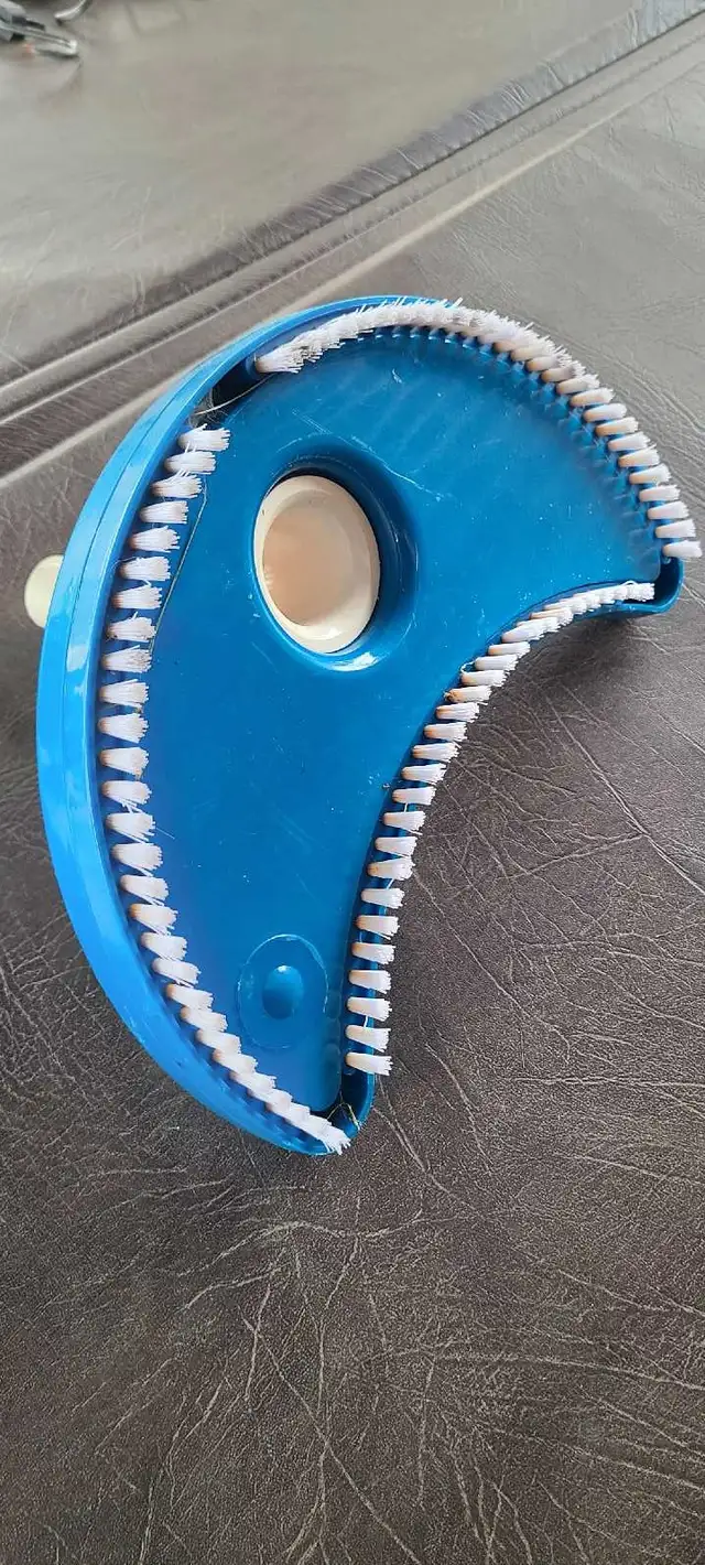 Pool Vacuum Head in Hot Tubs & Pools in Windsor Region - Image 3